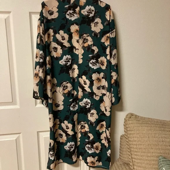 A beautiful floral kimono drape top, OS - Picture 5 of 5